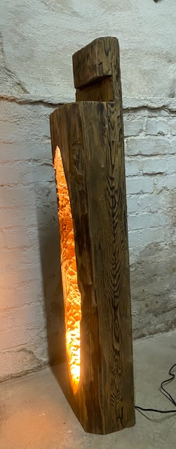 Stehlampe aus Altholzbalken