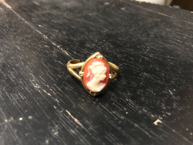 Vintage Ring und Brosche Frauenkopf